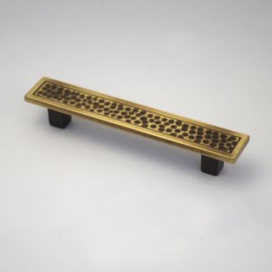 Λαβή επίπλων τετράγωνη ανάγλυφη μπρονζε 6,4cm Λαβή επίπλων τετράγωνη ανάγλυφη μπρονζε 6,4cm